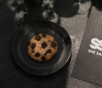 黒い皿にのったチョコチャンククッキー
